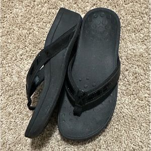 High tide Vionic orthopedic black flip flop shoe - size 9